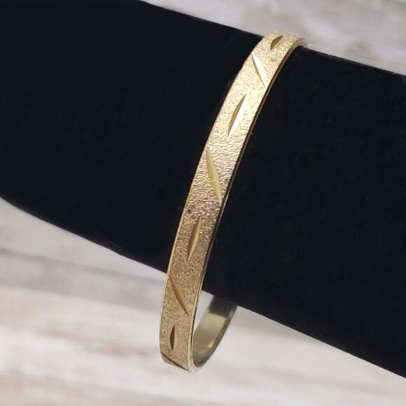 Vintage Bracelet / Bangle Patterned Gold Tone Bangle Stardust Finish - Picture 4 of 4